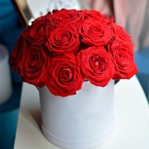 Красные розы в шляпной коробке